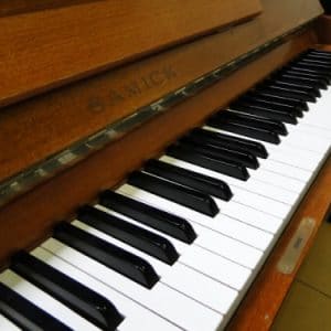 used samick piano sale